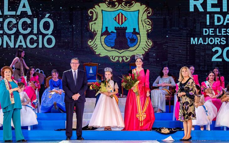 Las Reinas de 2024, con el alcalde y la concejal de Fiestas. 